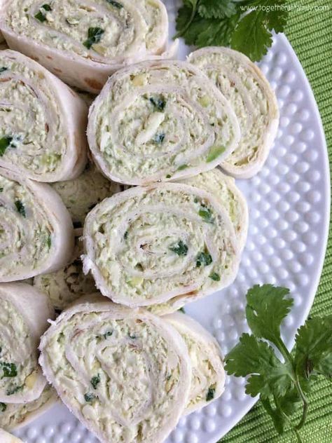 Avocado Chicken salad pinwheels are a great appetizer, light lunch, or for a picnic! Tortillas rolled up with a creamy avocado chicken salad and some cheese. Family approved and so delicious. Avocado Chicken Roll Ups, Chicken Salad Tortilla Roll Ups, Chicken Salad Pinwheels Appetizers, Chicken Salad Roll Ups, Chicken Salad Pinwheels, Light Finger Foods, Finger Foods Ideas, Appetizers Light, New Appetizers