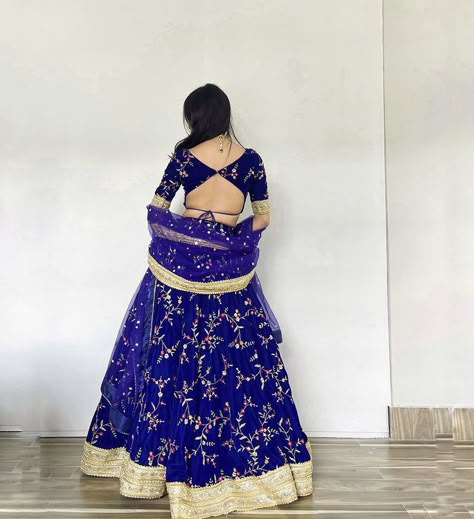 Trending Back Blouse Designs, Ghagra Blouse Back Neck Designs, Lehenga Choli Back Design, Garba Blouse Back Design, Lehenga Frock Designs, Backless Choli Designs, Blouse Designs Latest On Lehenga, Lehnga Blouse Idea, Tube Blouse Designs