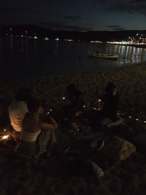 Beach Nights With Friends, Summer Dinner Aesthetic Friends, Beach With Friends At Night, Summer Night Vibes Aesthetic, Friends In Greece Aesthetic, Friendship Date Aesthetic, Picnic At Night Aesthetic, Night Beach Pics Friends, Summer At Night Aesthetic