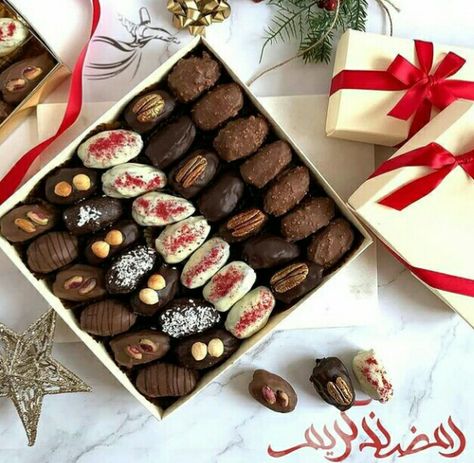 Dates Filling Ideas, Snack Box For Boyfriend, Ramadan Gift Box Ideas Dates, Dates With Chocolate, Ramadan Treat Boxes, Date Box Ideas, Date Sweets, Dates Gift Ideas, Filled Dates