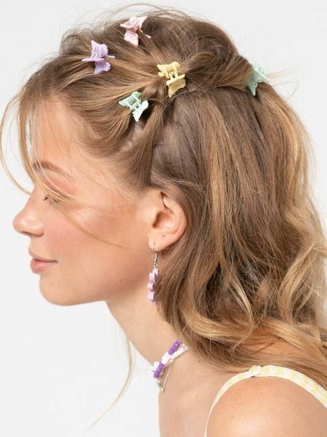 Fairy Hairstyle Short, Shot Hair, Minga London, Y2k Hair, Y2k Hairstyles, Clip Hairstyles, 90s Hairstyles, Peinados Fáciles Para Cabello Corto, Butterfly Hair Clip