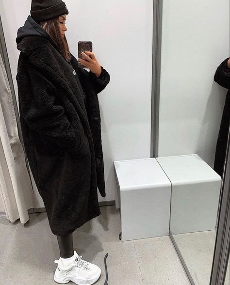 Long Black Sherpa Coat Outfit, How To Style A Teddy Coat, Long Black Teddy Coat Outfit, Black Teddy Coat Outfit Winter, Poland Outfits Winter, Teddy Mantel Outfit, Teddy Coat Outfit Black, Long Teddy Coat Outfit, Black Teddy Coat Outfit