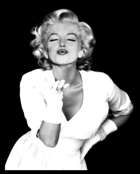 MARILYN KISSES AROMA Marilyn Monroe Portrait, Blowing Kisses, Love Magazine, Marilyn Monroe Art, Marilyn Monroe Photos, Blonde Bombshell, Pose Reference Photo, Portrait Inspiration, A Kiss