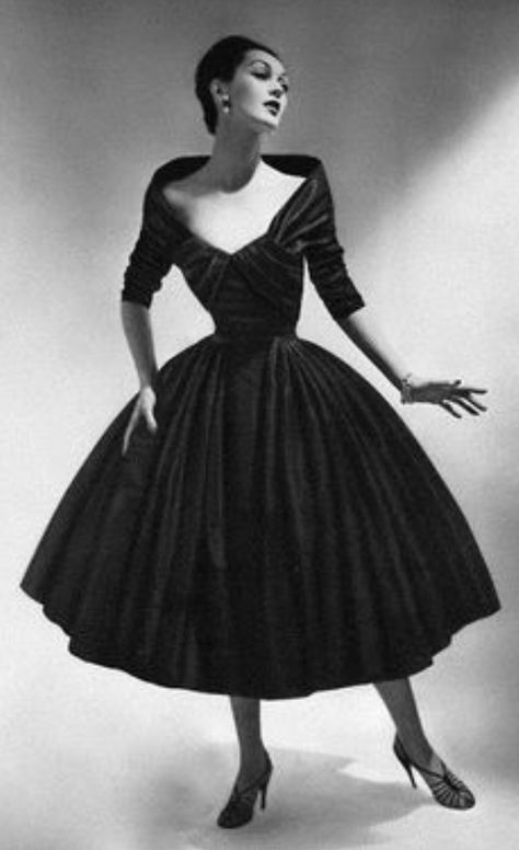 Extravagant Dresses, Barbie Cosplay, Elizabethan Fashion, Carmen Dell'orefice, Roll Dress, 1950 Fashion, Vintage Fashion 1950s, Dress Traditional, Evening Style