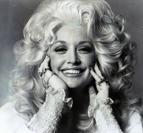 The Dolly Parton Beauty Rules! Straight From the Queen of Country’s Own Mouth | Vogue Dolly Parton T Shirt, Dolly Parton Quotes, Dolly Parton Pictures, Beauty Rules, I'm With The Band, Hello Dolly, Brigitte Bardot, Dolly Parton, Beauty Videos