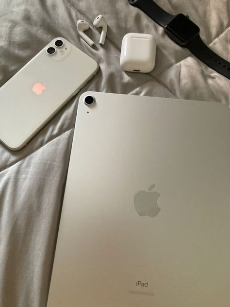 Image in ELECTRONIC collection by 𝚉𝙾𝙴 on We Heart It Iphone And Ipad Aesthetic, Iphone And Airpods, Apple Aesthetic, Ipad Photo, Apple Technology, Apple Phone Case, Beige Aesthetic, Apple Phone, Apple Accessories