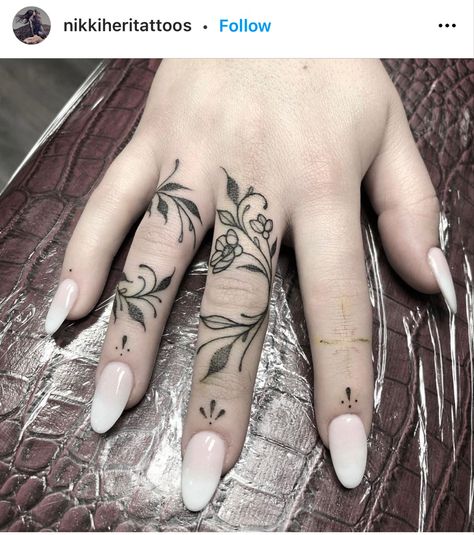 Ring Finger Tattoo, Tattoo Main, Cool Finger Tattoos, Thumb Tattoos, Small Finger Tattoos, Finger Tattoo For Women, Knuckle Tattoos, Hand And Finger Tattoos, Ring Finger Tattoos