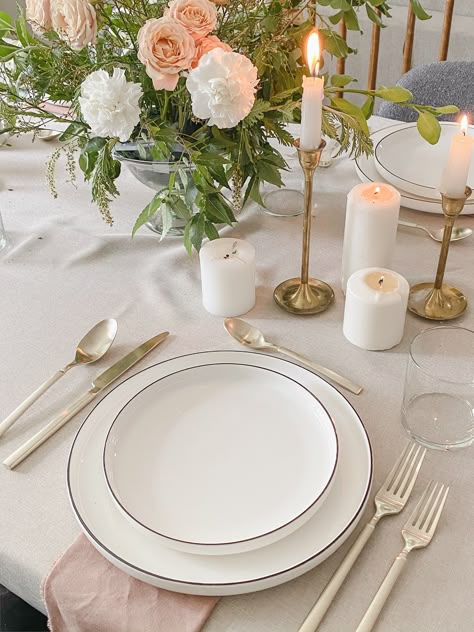 Modern Place Setting Home, Dinner Table Setting Aesthetic, Set Table Ideas Everyday, Table Settings Everyday Modern, Aesthetic Dining Table Decor, Table Plates Decor, Simple Table Set Up, White Dishes Table Setting, Dinner Table Setting Everyday