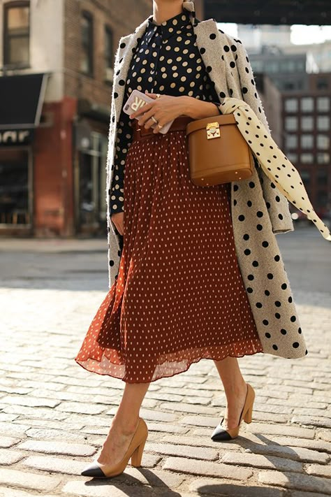 Dots Outfit, Dots Fashion, Blair Eadie, Look Office, Polka Dots Outfit, Walking Down The Street, Mixed Prints, Look Retro, Fall Skirts