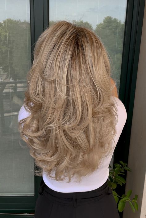 a picture of a blonde girl with baby highlights, blowout look and layered haircut 90s Layered Blonde Blowout Hair, 99s Layered Hair, Layers In Blonde Hair, Layers Short Blonde Hair, Back To Blonde Hair, Blonde Hair And Highlights, Hair Inspiration Blonde Highlights, Blond Hair With Roots, 90s Blonde Balayage