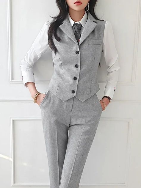 Office Outfit Accessories, Female Tailored Suit, Womens Two Piece Suit, Women In Suit Vest, Pantsuit Outfit Formal, Tuxedo Suit Women, Womens In Suits, Formal Evening Outfits For Women, Tuxedo Women Chic