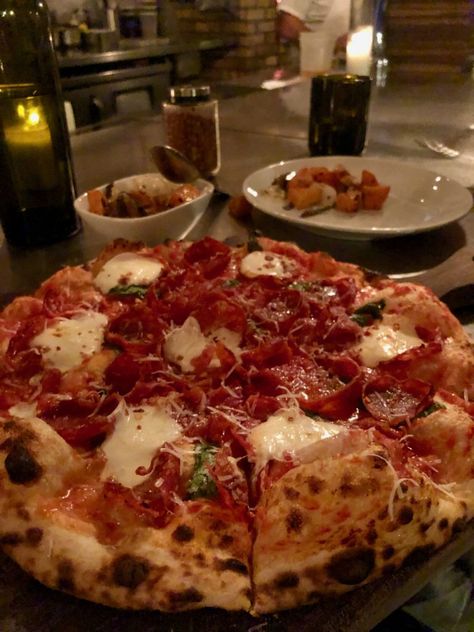 Pizza Asthetics, Pizza Restaurant Aesthetic, Food In Restaurant, Pizza Dinner Aesthetic, Eating At A Restaurant, Food Pizza Aesthetic, Kill Joy, American Pizza, Dinner Photos