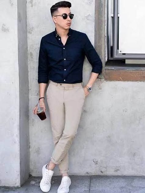 Khaki Pants Outfits, Men Formal Outfit, Outfits Beige, Business Casual Attire For Men, Black Outfit Men, Kemeja Lelaki, Smart Casual Menswear, Mens Business Casual Outfits, Western Outfits Men