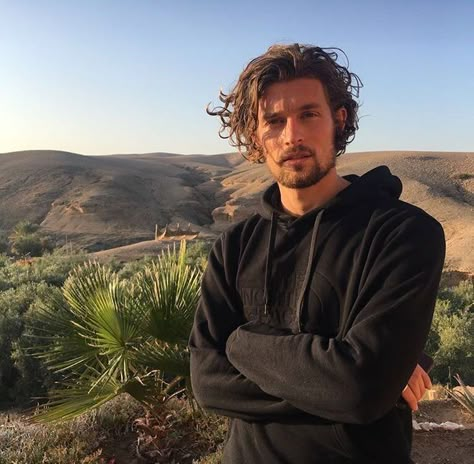 Jasper Gervais, Long Curly Hair Men, Men's Curly Hairstyles, Hair Styling Tips, Medium Length Curly Hair, Men Haircut Curly Hair, Wavy Hair Men, Mens Hair Care, Wavy Haircuts