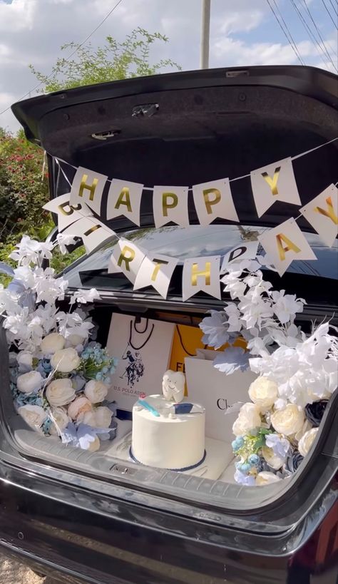 Birthday Trunk Decoration, Car Trunk Decorating Ideas, Birthday In Car, Car Graduation Decorations, Car Decoration For Birthday Surprise, Bday Decoration In Car, Gift Ideas For Male Friend, Decorated Car For Birthday, Car Trunk Surprise Ideas