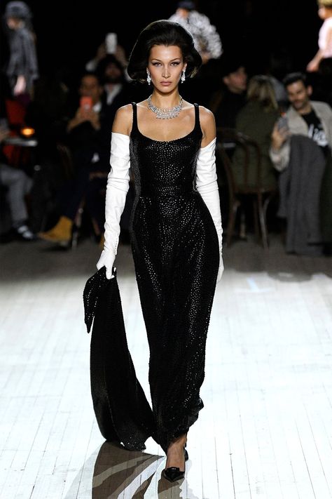 Black Dress Runway, Bella Hadid Runway, Marc Jacobs Fashion, Black Runway, 90s Glam, Nyfw Runway, Dr Closet, Chanel Style, Bella Hadid Style