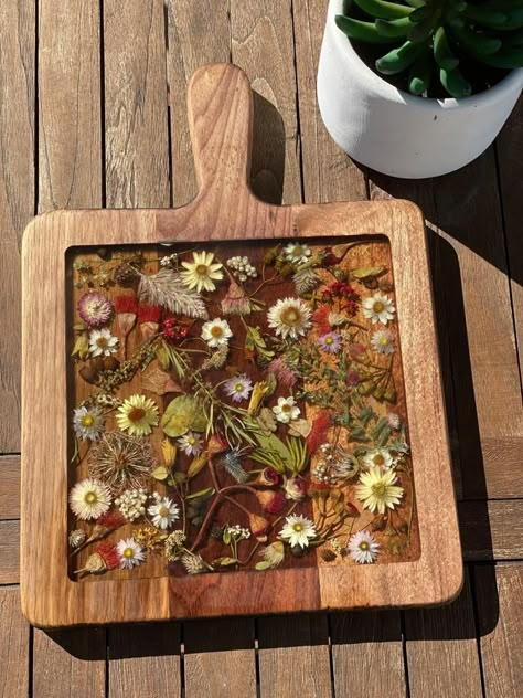 Epoxy Cheese Board, Floral Resin Table Top, Resin Board Ideas, Homemaking Projects, Resin Chopping Board, Resin Wood Art, Diy Resin Table, Resin On Wood, Pressed Flower Crafts