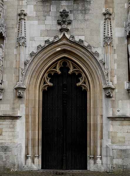 Standard Gothic arch, with the radius being the width of the opening. Gothic Architecture Interior, Gothic Door, Gothic Statue, Gothic Ideas, Gothic Windows, Gothic Buildings, Gothic Cathedrals, Gothic Rose, Exterior Front Doors