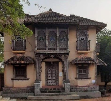 Indian House Architecture Design, Indian Style Architecture, Colonial Architecture In India, Ancient Indian Architecture House, Maratha Aesthetics, Vintage Indian House, Indian Traditional House, Old Indian Houses, Indian Mansion