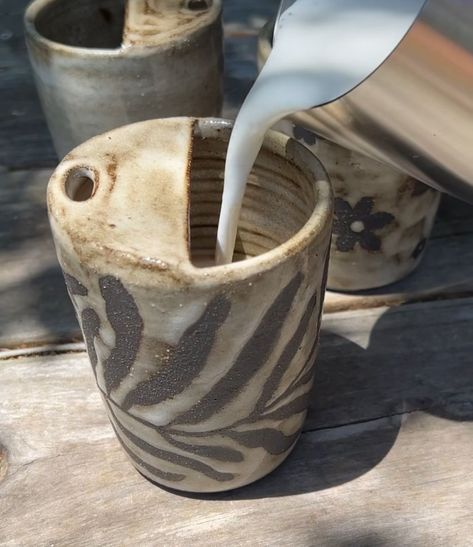 How To Make A Cup Out Of Clay, Ceramic To Go Coffee Cup, Travel Mug Pottery, Pottery To Go Mug, Ceramic To Go Mug, Homemade Pottery Ideas, Pottery Cup Ideas, Glaze Ideas Ceramics, Creative Pottery Ideas