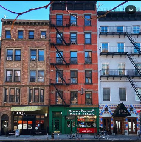 New York Apartment Building Exterior, Mid Town New York, New York Buildings Aesthetic, Bloxburg New York Apartment, City Apartment Exterior, New York House Exterior, Nyc Bloxburg, Bloxburg Nyc, Bloxburg City Ideas