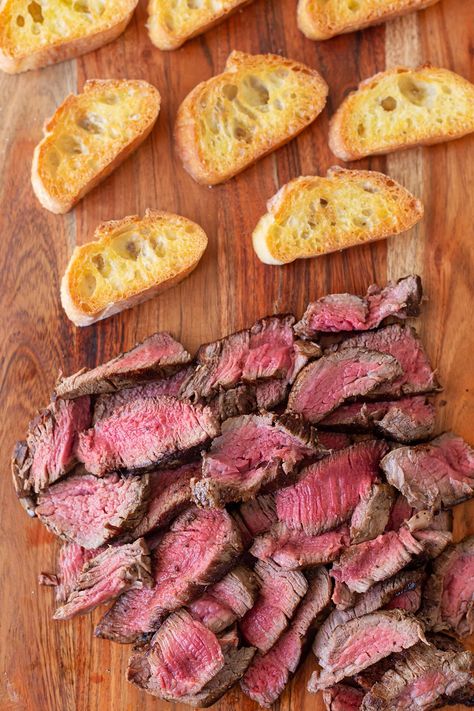 Beef Tenderloin Crostini With Parmesan Wine Cream Sauce, Filet Mignon Appetizer Bites, Beef Tenderloin Appetizers Filet Mignon, Beef Tips Appetizer, Beef Crostini With Horseradish Spread, Filet Bites Recipe, Crustini Appetizers Roast Beef, Garlic Crostini Recipes, Roast Beef Appetizers Horseradish