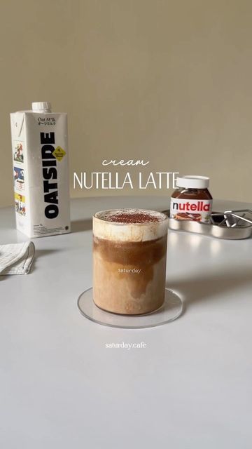 a homecafe | saturday. on Instagram: "Nutella cream latte Finally i can try this recipe, i like to use oatmilk these days cause in my opinion it tastes a lot better, but ofc not as creamy as a regular milk 👀 2 shot of espresso or 60 ml of strong coffee 1 tsp of Nutella (or as much as you want) [mix well] Some ice 150 ml of your fav milk 20 ml of sweetened whipping cream [whip until soft peak] Chocolate powder for topping (optional) One sentence. Nutella + everything = heaven. I hope you guy Nutella Iced Latte, Nutella Cream Latte, Oatmilk Coffee, Nutella Milk, Nespresso Coffee Recipes, Nutella Latte, Keto Hot Chocolate, Nutella Coffee, Nutella Cream