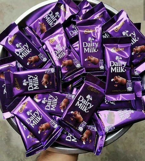 Facebook And Instagram Logo, Chocolate Calories, Milka Chocolate, Dairy Milk Silk, Happy Chocolate Day, Chocolate Fudge Frosting, Eating Food Funny, Chocolate Pictures, Dairy Milk Chocolate