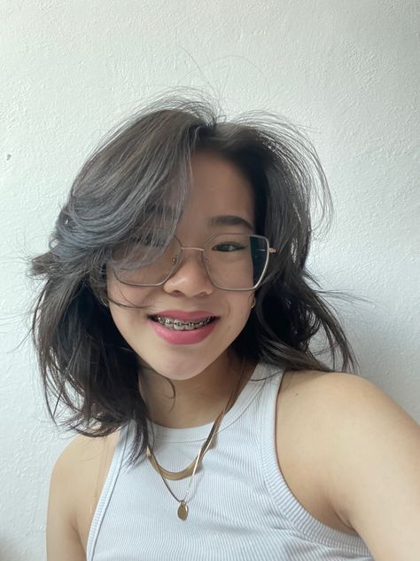 Short haircut, short hair, braces, gold jewelry, glasses, light makeup look Cute Braces Colors, Haircut Short Hair, Braces Tips, Braces Girls, Cute Braces, Brace Face, Braces Colors, Teeth Braces, Haircut Short