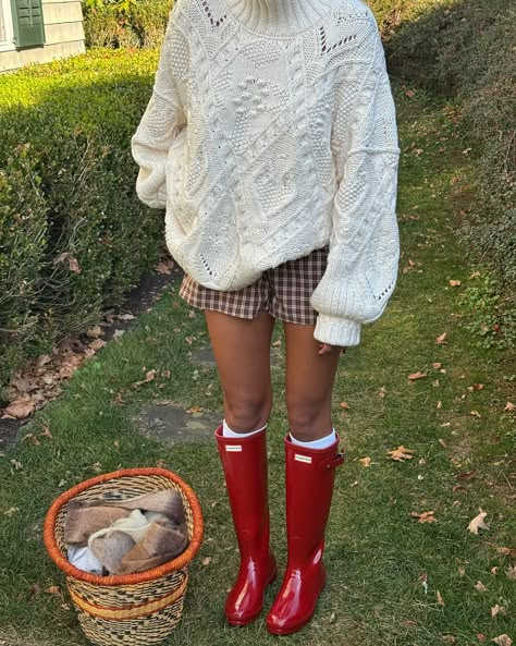 week of fits 💌 Spring Hunter Boots Outfit, Cute Gingham Outfits, Orange Hunter Boots Outfit, Hunter Rain Boot Outfits, Mini Brown Uggs Outfit, Talk Hunter Boots Outfit, Hunter Rain Boots Outfit Summer, Red Boots Aesthetic Outfit, Red Wellies Outfit