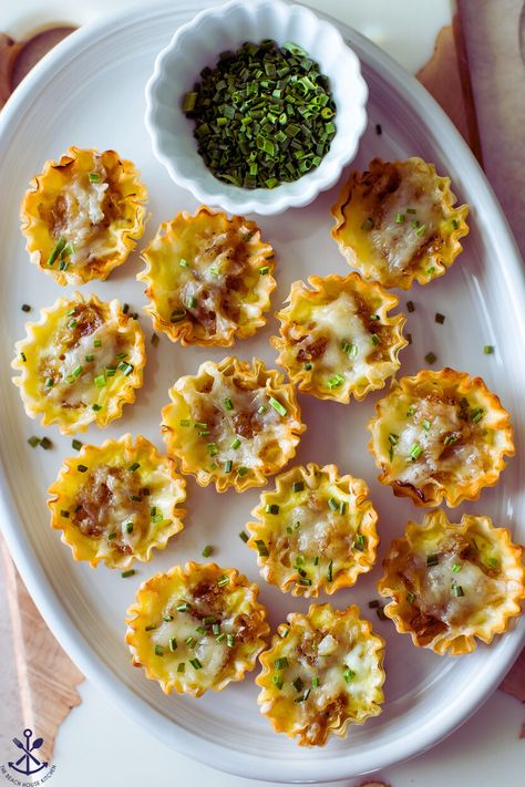 French Onion Soup Bites French Onion Soup Bites, Mushroom Phyllo, Chicken Brocoli, Phyllo Bites, Cheesy Corn Dip, Favorite Party Appetizers, Cilantro Chutney, French Soup, Phyllo Cups