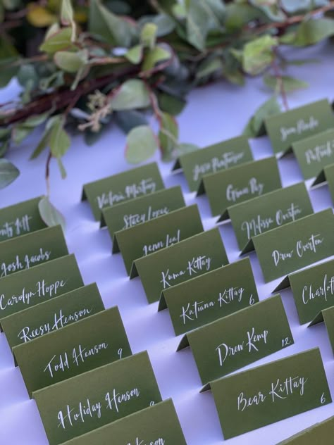 Seating Cards Table, Green And White Wedding Place Setting, Wedding Seat Place Cards, Seating Cards Wedding, Place Cards Diy, Global Leadership Summit, Summer Garden Party Wedding, Placecards Wedding, Late Summer Garden