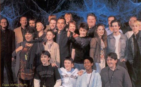 The cast of “Harry Potter and the Chamber of Secrets” Harry Potter Rare Pictures, Harry Potter Cast Behind The Scenes, Harry Potter Group Photo, Harry Potter Last Day On Set, Harry Potter Behind The Scenes, Harry Potter Bts, Young Harry Potter, Christian Coulson, Harry Potter Groups