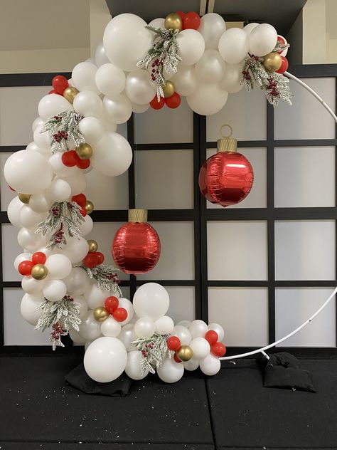 Christmas Garland Balloons, Christmas Backdrop Balloons, Christmas Balloon Arch Backdrop, Christmas Arch Backdrop, Christmas Garland Backdrop, Christmas Circle Arch, Christmas Decor For Party, Circle Backdrop Christmas, Christmas Balloon Hoop