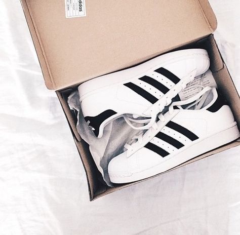 #adidas Basket Style, Pumped Up Kicks, White Image, Shoes Outlet, Adidas Superstar Sneaker, Shoe Obsession, Fashion Black, Looks Vintage, Shoe Game