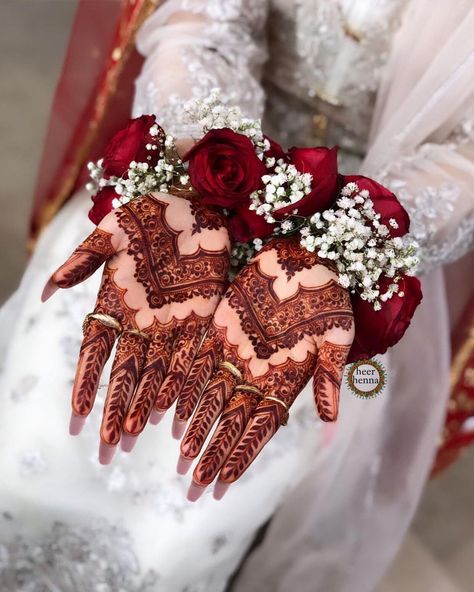 Mehendi Design For Wedding, Hand Gajra For Bride, Bridal Mehendi Designs Wedding, Simple Mehendi Design, Kashee's Mehndi Designs, Flower Jewellery For Mehndi, Nikkah Bride, Eid Fashion, Simple Mehendi