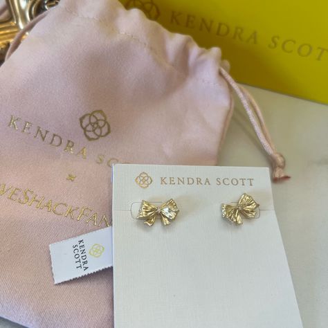 Brand New With Dust Bag And Gift Box Kendra Scott Loveshackfancy Gold Bow Stud Earrings On Hand Actual Item Pictured Stud Earrings Gift, Preppy Earrings Kendra Scott, Christmas Girly Gifts, Kendra Scott Bow Earrings, Loveshackfancy Earrings, Love Shack Fancy Kendra Scott, Elegant Gold Jewelry Gift Wrapped, Kendra Scott X Love Shack Fancy, Kendra Scott Love Shack Fancy