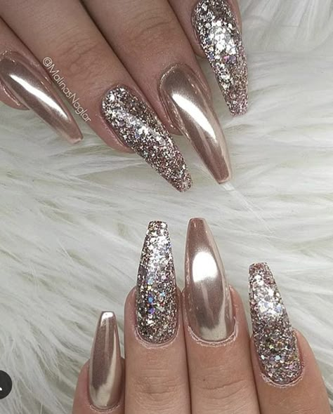 Rose Gold Nail Art, Nail Desi, Gold Nail Art, Rose Gold Nails, Shellac Nails, Nails Glitter, New Year's Nails, Glitter Nail Art, Coffin Nails Designs