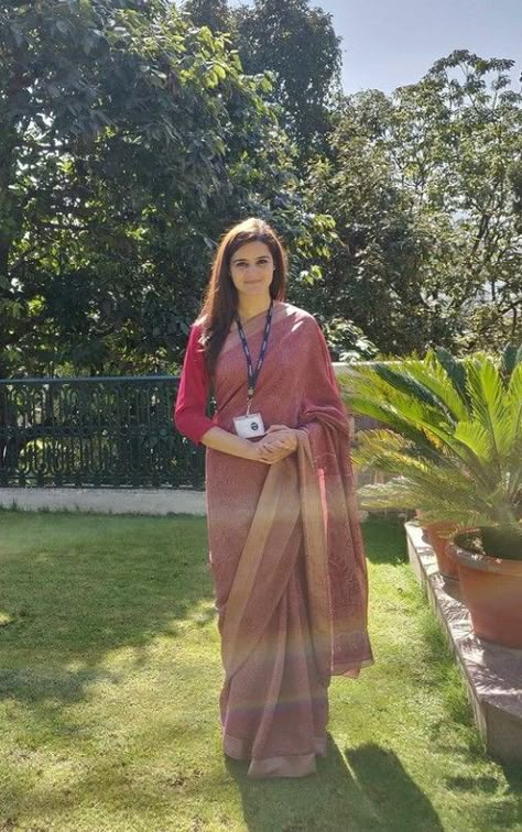 Saree Outfit For Office, Interview Saree Look, Saree At Office, Professional Sari Look, Formal Saree Office Look Classy, Ias Officer Saree Look, Formal Saree For Interview, College Traditional Day Outfit Saree, Saree Office Wear