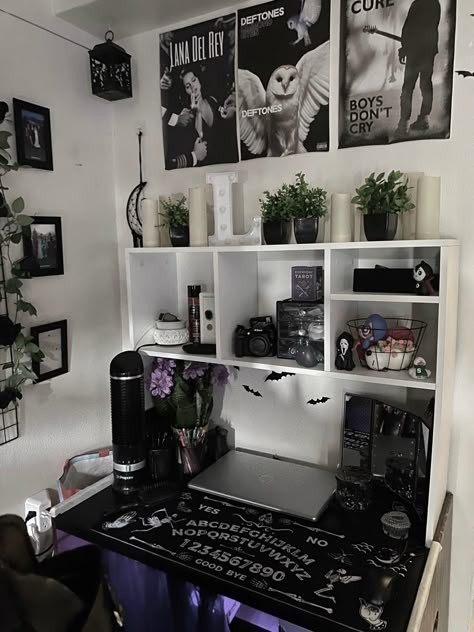 dorm college desk gothic Punk Office Decor, Goth Computer Desk, Room Inspo Gaming, College Dorm Room Ideas Goth, Goth Computer Setup, Clean Room Aesthetic Black, Goth Office Ideas, Goth Dorm Room Ideas, Organized Aesthetic Room