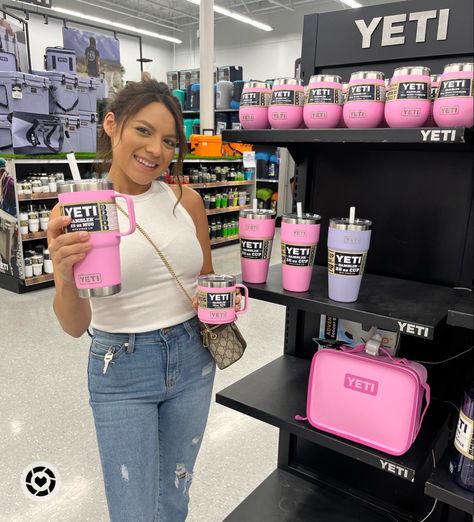 Pink yeti with handle Pink Yeti Mug, Pink Yeti With Straw, Pink Yeti Cooler, Ice Pink Yeti Cooler, Pink Yeti, Yeti Water Bottle With Straw, Tumblr Cup, Yeti Cup Designs, Starbucks Menu