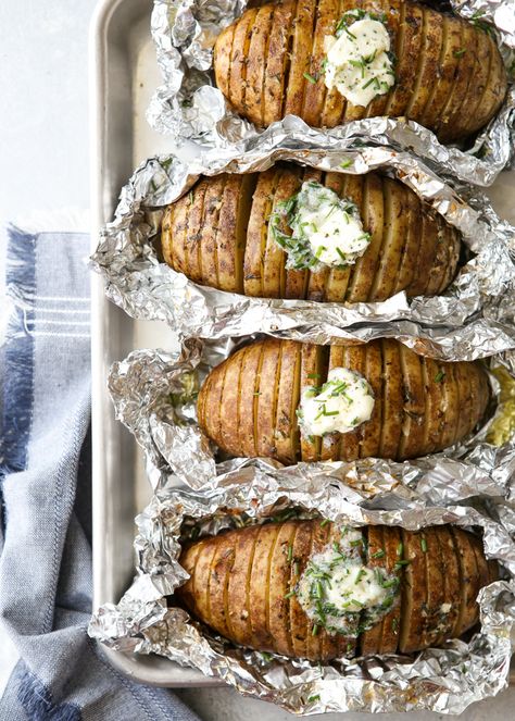 Chive Butter, Vegetarian Barbecue, Grill Food, Hasselback Potatoes, Grilling Ideas, Grilled Dinner, Grilled Potatoes, Summer Grilling Recipes, Grilling Season