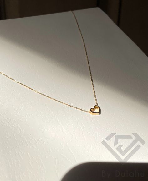 Locket Necklace Aesthetic, Jwellary Unique, Minimalist Accessories Jewellery, Simplistic Jewelry, Simple Necklace Designs, قلادات متدلية, Jewelry Necklace Simple, Gold Minimalist Jewelry, Fancy Jewelry Necklace