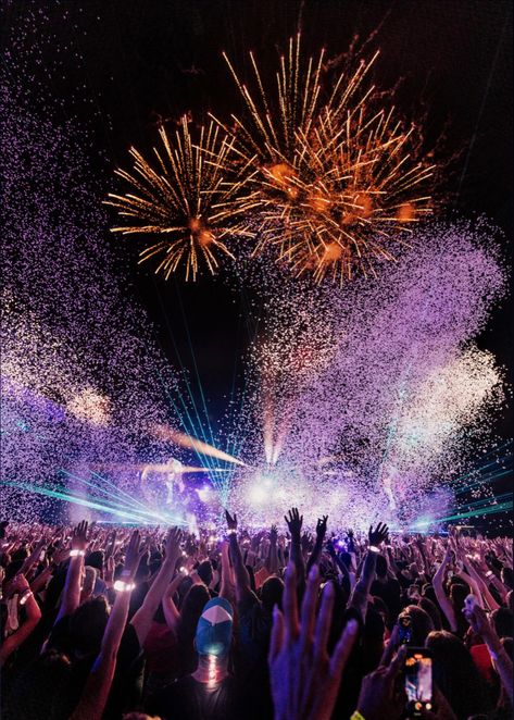 Concert Aesthetic Coldplay, Night Concert Aesthetic, Coldplay Concert Aesthetic, Coldplay Aesthetic, Concert Confetti, Coldplay Music Of The Spheres, Fireworks Party, Music Of The Spheres, Edm Music Festivals