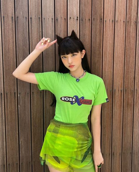 Green outfit NewJeans Haerin Vanessa Kang, Fall Fashion Jeans, New Jeans Haerin, Haerin New Jeans, Danielle Haerin, Powerpuff Girl, New Jeans Style, Green Outfit, Kpop Outfits