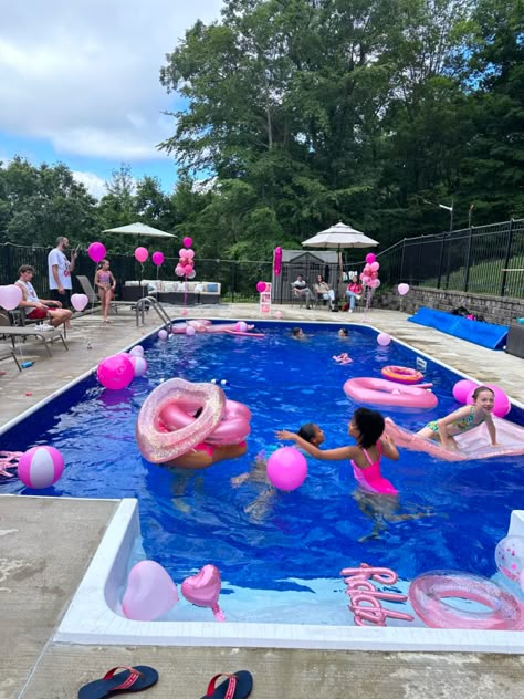 House Pool Party Ideas, Pink Pool Birthday Party Ideas, Pink Out Pool Party, Pool Party Ideas Pink, Barbie Swimming Party, Girly Pool Party Ideas, Pink Pool Decor, Simple Pool Party Ideas, Outdoor Pool Party Ideas