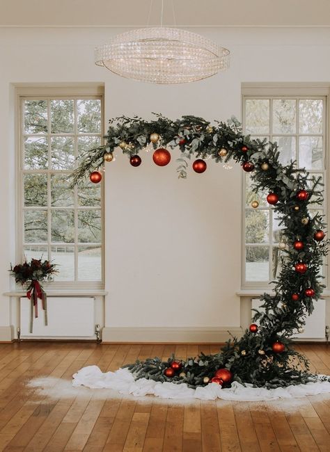 At Home Christmas Wedding, Wedding Backdrop Christmas, Wedding Christmas Wreath, Outdoor Christmas Wedding Ideas, Christmas Wedding Wreath, Unique Christmas Wedding Ideas, Winter Wedding Background, Christmas Time Engagement Party, Christmas Flowers Wedding