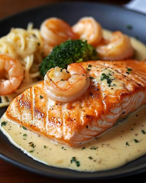 Salmon and Shrimp with Creamy Garlic Sauce - Recipessin Salmon Date Night Dinner, Salmon And Shrimp Dinner Ideas, Salmon And Shrimp Recipes, Prawn Sauce, Best Fish Recipes, Heart Healthy Meals, Fish Meals, Seafood Dish Recipes, Lobster Dishes