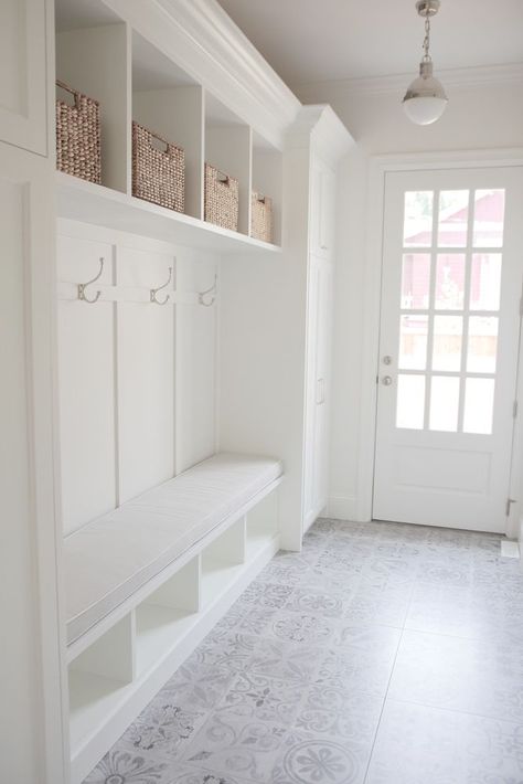 "Bright White Home Series" - Bright homes aren't only dreamy, but timeless. As a part of this series, come tour the lovely home of Sonja with JSHomeDesign. Vstupná Hala, Mudroom Entryway, Mudroom Decor, Mudroom Laundry Room, Mudroom Design, 아파트 인테리어, Hallway Storage, Bright Homes, Laundry Mud Room