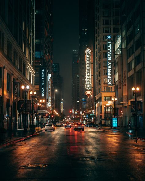 Randolph Street on a rainy night in Chicago, Illinois Vtm Nosferatu, Detroit At Night, City Street Aesthetic, Rainy Chicago, City Street Night, Downtown Night, Chicago Street, Chicago Usa, Chicago Photos